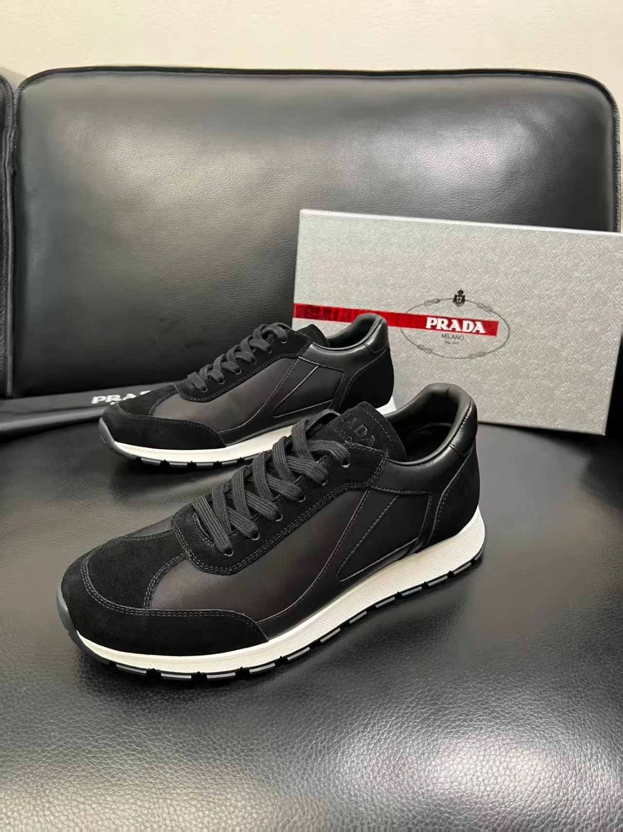 P440 38-45 Prada Prada’s new men’s leather sneakers, the highest version on the market, any comparison is welcome🆚! The original leather has excellent texture and is super high-end! Fetal sheep net lining imported from Italy, removable pad! Luxurious materials and fine workmanship, highly recommended! No. 058